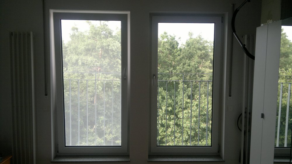Paradox! Der linke Rahmen, wurde mit weißer Gaze bespannt. Das Fensterglas erscheint dadurch wie Milchglas. Rechts eine Bespannung mit schwarzer Gaze. Die Farbe der Bäume kommt klarer hindurch.